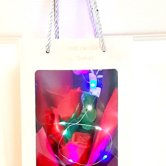 Valentine red rose scented soap bouquet - Picture 4 of 4